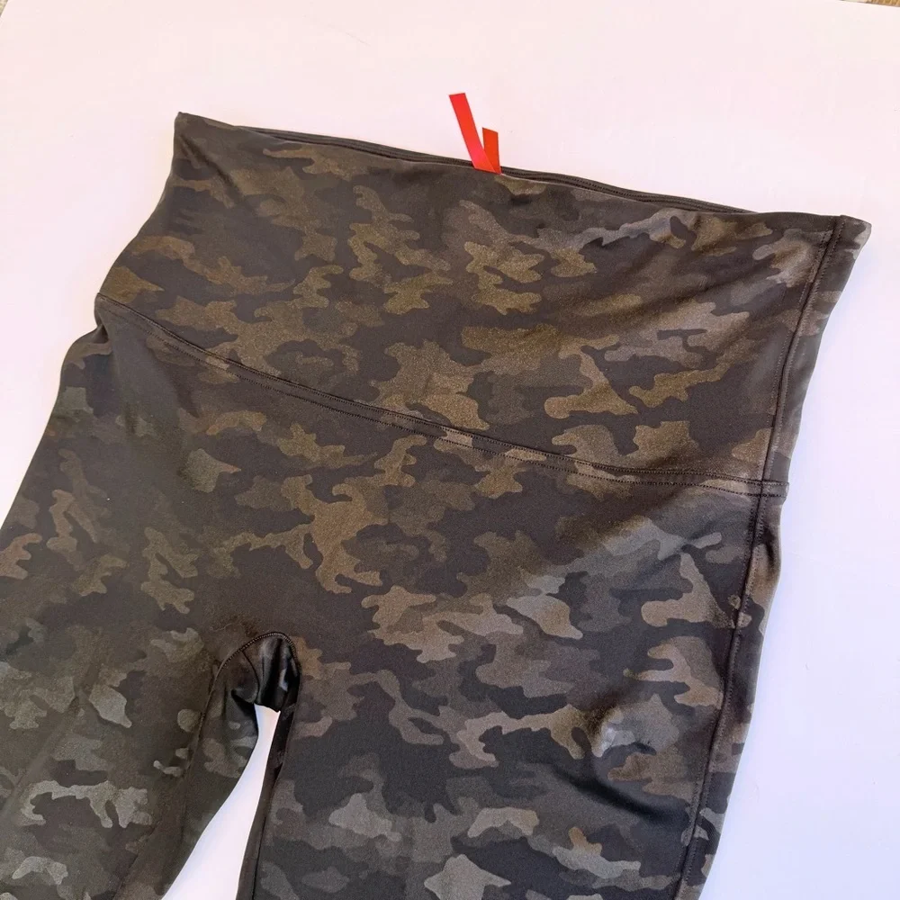 Woman’s Spanx Brand Stretch Pants Black Camo Size 2X - Picture 2 of 6